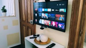 TV a/nebo společenská místnost v ubytování Burrero Beach Stay - Sunshine