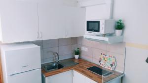 A kitchen or kitchenette at WOW Sunshine Burrero Beach - Lovely Coast Stay Wi-Fi & Parking