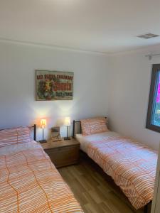 um quarto com duas camas e uma placa na parede em The Grape and Olive at Willunga em Willunga
