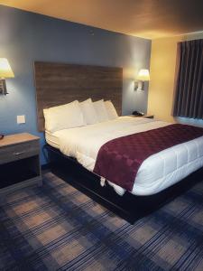 ein Hotelzimmer mit einem großen Bett in einem Zimmer in der Unterkunft Lone Star Inn in Decatur