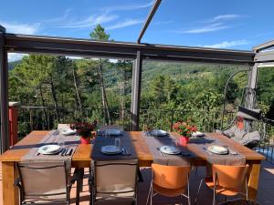 una sala da pranzo con tavolo e sedie su una terrazza di Villa Emozione a Sarzana