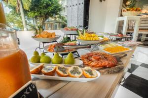 een buffet van groenten en fruit op een tafel bij GHL Collection Armería Real Hotel in Cartagena