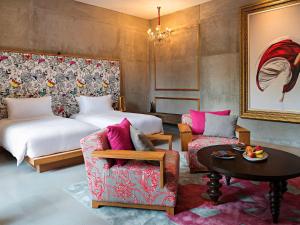 SO/ Sofitel Hua Hin客房内的一张或多张床位