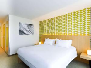 Postel nebo postele na pokoji v ubytování ibis Styles Kortrijk Expo