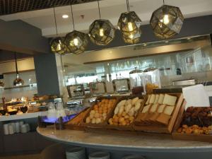 Makanan di atau berdekatan hotel