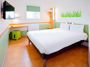 Postel nebo postele na pokoji v ubytování Ibis Budget Sarrebourg Buhl