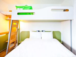 Postel nebo postele na pokoji v ubytování Ibis Budget Sarrebourg Buhl