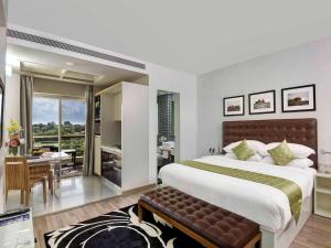Postel nebo postele na pokoji v ubytování Grand Mercure Vadodara Surya Palace