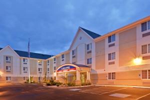 una representación de la parte delantera de un hotel con aparcamiento en Candlewood Suites Oak Harbor, an IHG Hotel, en Oak Harbor