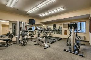 ein Fitnessstudio mit einem Haufen Laufbändern und Kardiogeräten in der Unterkunft Candlewood Suites Oak Harbor, an IHG Hotel in Oak Harbor