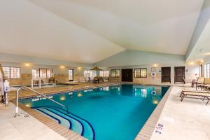 ein großer Pool mit blauem Wasser in einem Hotel in der Unterkunft Staybridge Suites Grand Forks, an IHG Hotel in Grand Forks