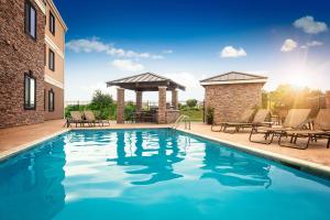 una piscina con sillas y un cenador en Staybridge Suites West Fort Worth, an IHG Hotel en Fort Worth