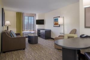 Area tempat duduk di Candlewood Suites Del City, an IHG Hotel