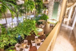una vista aérea de un restaurante con mesas y árboles en GHL Collection Armería Real Hotel, en Cartagena de Indias