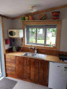 a kitchen with a sink and a microwave at Smylies Accommodation in Springfield