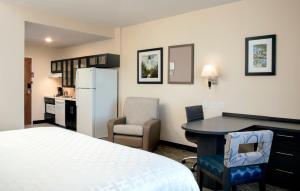 Гостиная зона в Candlewood Suites - Miami Exec Airport - Kendall, an IHG Hotel