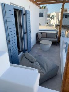 una camera con divano e sedia su un balcone di Iresma Suites a Naoussa