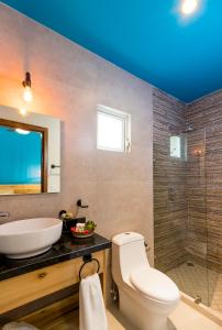 沙由利達的住宿－Riviera Sayulita Hotel，一间带卫生间、水槽和镜子的浴室