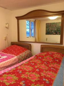 una camera da letto con due letti e una finestra di Cornerhouse nr 75 a Heijen