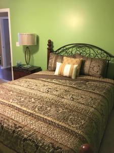 En eller flere senge i et værelse på Your Midwest Dunes Vacation Tri-State Paradise!
