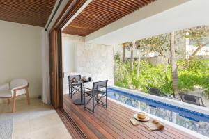 Bazén v ubytování Tago Tulum by G Hotels nebo v jeho okolí