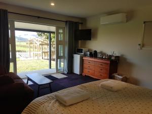 una camera con letto e una cucina con finestra di Homestead B&B Cambridge a Cambridge