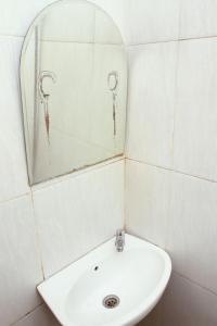 uma casa de banho com um lavatório e um espelho em Unique Guesthouse em Bandung