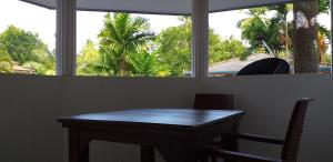 uma mesa e cadeiras num quarto com uma janela em Sisanda Residence em Bentota