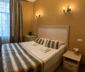 pokój hotelowy z łóżkiem z dwoma ręcznikami w obiekcie Residence Moika River w Petersburgu