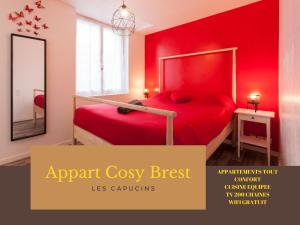 um quarto vermelho com uma cama vermelha e um espelho em Appart Cosy Brest (les Capucins) em Brest