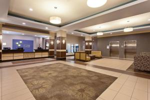 Lobby o reception area sa Holiday Inn Express & Suites Tacoma Downtown, an IHG Hotel