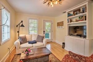uma sala de estar com um sofá e uma televisão em Savannah Cottage - 5 Mi to Wormsloe Historic Site! em Savannah