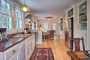 Кухня или кухненски бокс в Savannah Cottage - 5 Mi to Wormsloe Historic Site!