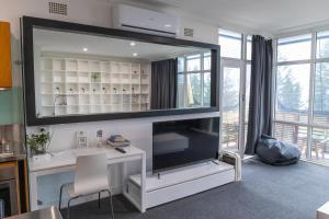 TV a/nebo společenská místnost v ubytování Dive Hotel