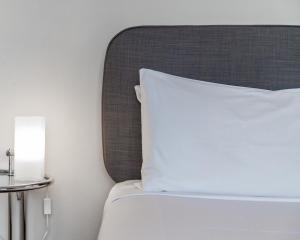 Postel nebo postele na pokoji v ubytování Dive Hotel
