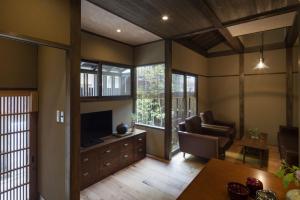 TV a/nebo společenská místnost v ubytování Gion Minami Banka Machiya House