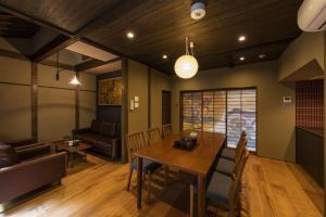 Posezení v ubytování Gion Minami Banka Machiya House