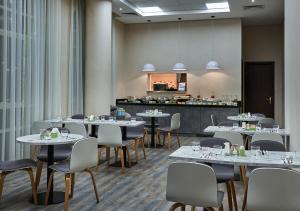 TIME Express Hotel Al Khan 레스토랑 또는 맛집