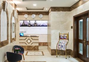 Uma TV ou centro de entretenimento em TIME Express Hotel Al Khan