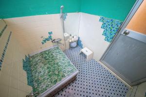 Koupelna v ubytování private accommodation with no meals included 隠岐貸切古民家宿くすぶるハウス