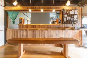 Lounge nebo bar v ubytování private accommodation with no meals included 隠岐貸切古民家宿くすぶるハウス + 35 fotografií