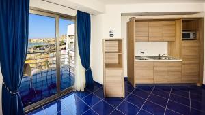 Η κουζίνα ή μικρή κουζίνα στο Astro Suite Hotel