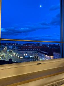 グラーツにあるLilian‘s Top Panorama Apartmentの窓から市街の夜景を望めます。 +7枚の写真