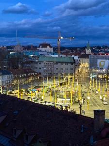 グラーツにあるLilian‘s Top Panorama Apartmentの信号と建物のある夜の街