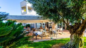 Κήπος έξω από το Astro Suite Hotel