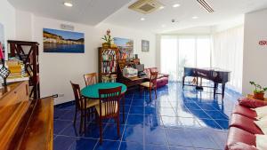 Χώρος καθιστικού στο Astro Suite Hotel