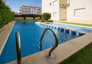 - une piscine avec un lavabo en face d'un bâtiment dans l'établissement Ferranelles - Plus Costa Brava, à Torroella de Montgrí