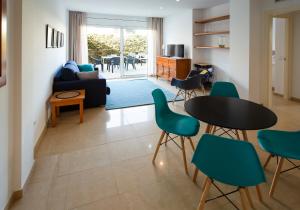 uma sala de estar com uma mesa e cadeiras e um sofá em Ferranelles - Plus Costa Brava em Torroella de Montgrí