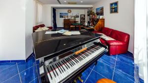Χώρος καθιστικού στο Astro Suite Hotel
