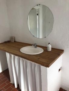 een badkamer met een wastafel en een spiegel bij Ellemose Bed and Breakfast in Lemvig